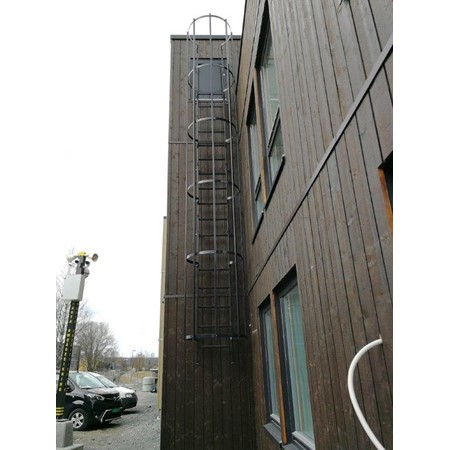 Veggstige m/ryggvern